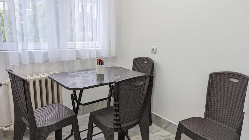 Seating area, Dining area, kitchen