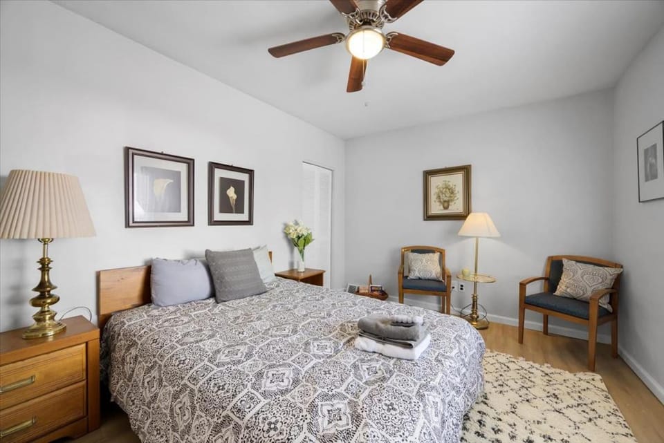 Great Two Bedroom w off Street Parking to Explore the City Close to Downtown Airport Ballparks Apartment in Pittsburgh