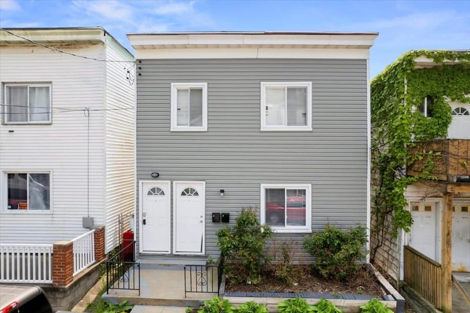 Great Two Bedroom w off Street Parking to Explore the City Close to Downtown Airport Ballparks Apartment in Pittsburgh