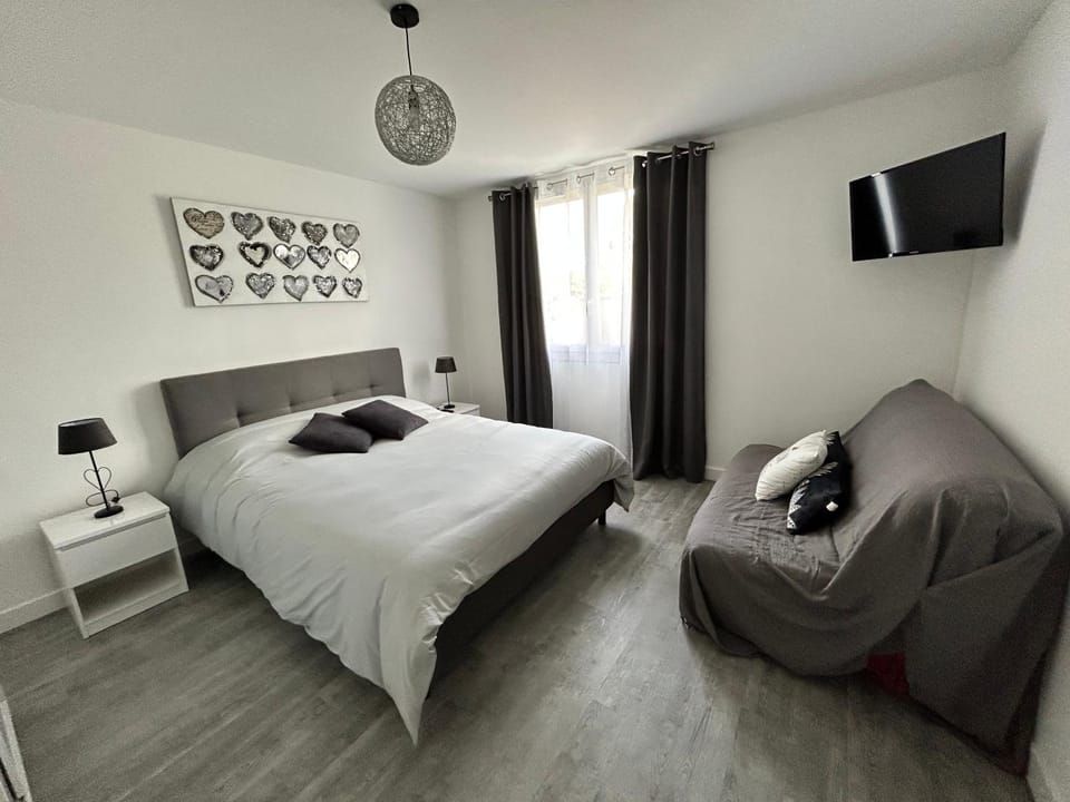 Bed, TV and multimedia, Photo of the whole room, Bedroom