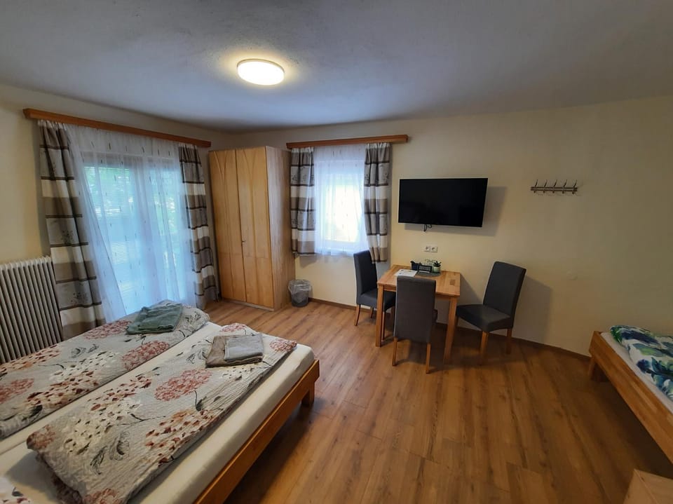 Bed, TV and multimedia, Photo of the whole room, Seating area, Bedroom