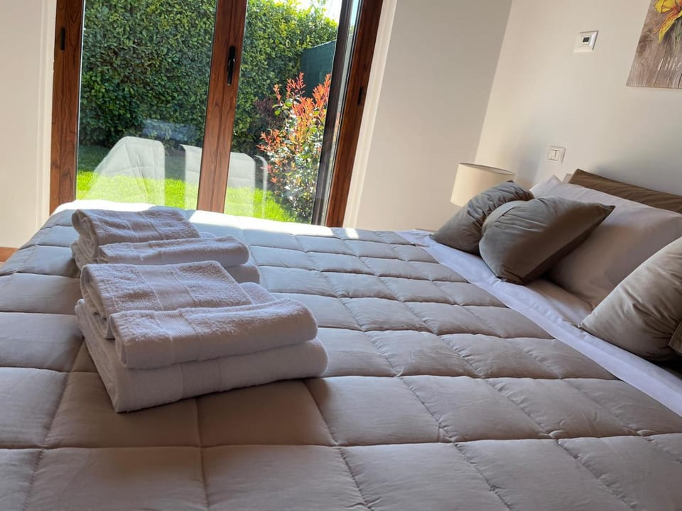Bed, towels
