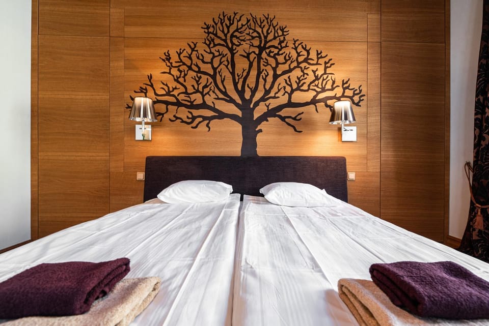 Bed, Bedroom, towels
