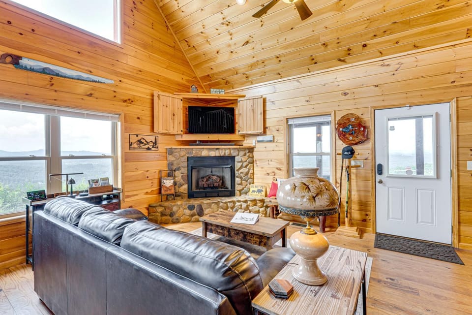 Mtn-View Cabin: Deck & Pets Welcome in Murphy Cabin in Murphy