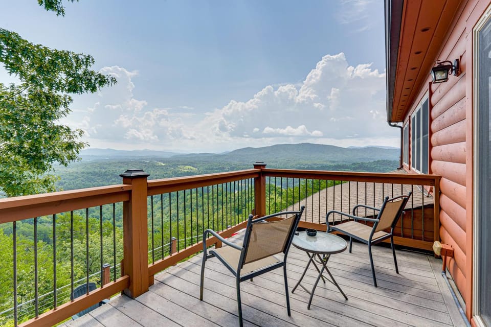 Mtn-View Cabin: Deck & Pets Welcome in Murphy Cabin in Murphy