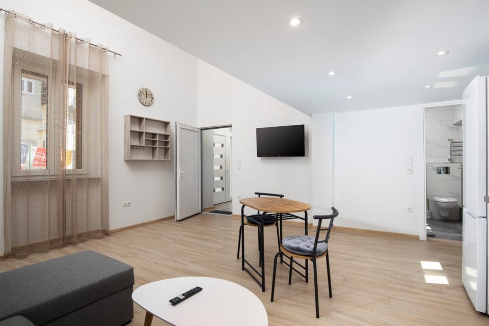 TV and multimedia, Seating area, Dining area
