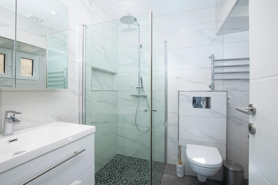 Shower, Toilet, Bathroom, towels