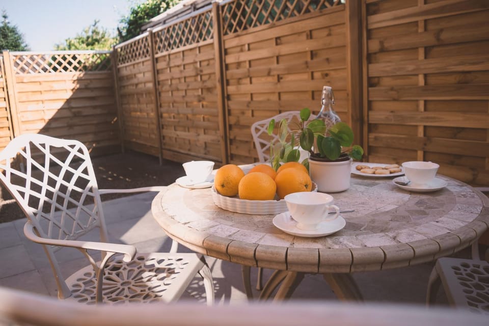 Property building, Garden, Balcony/Terrace, Garden view