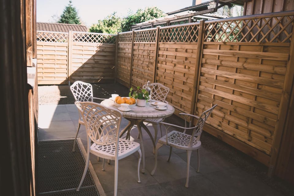 Property building, Garden, Balcony/Terrace