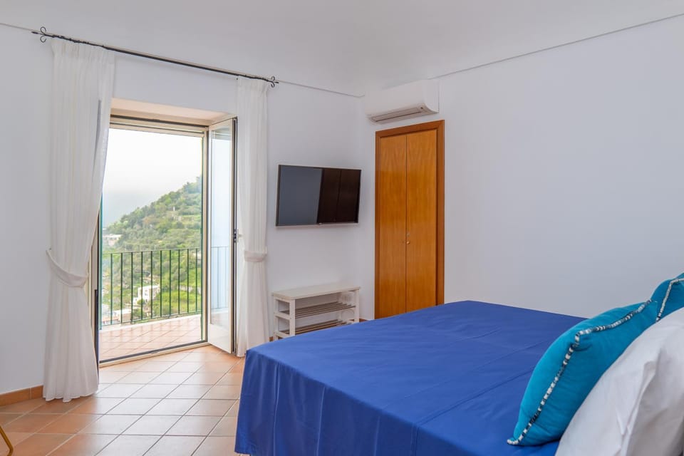 Bed, Natural landscape, TV and multimedia, Photo of the whole room, Bedroom, Mountain view, air conditioner