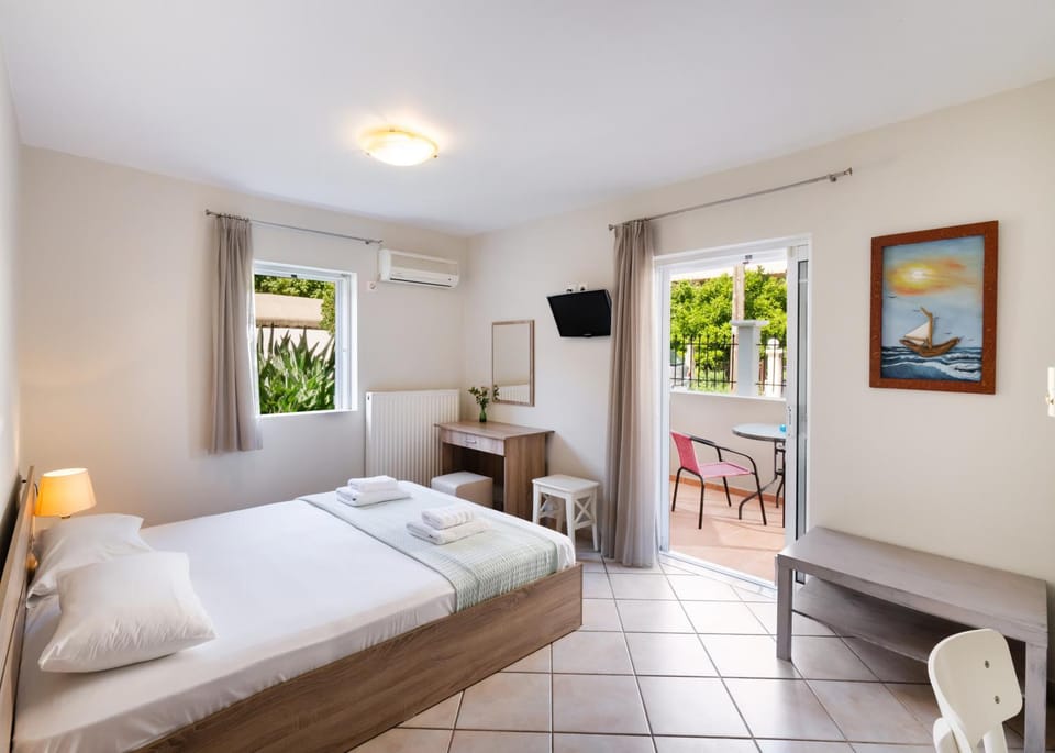 Bed, TV and multimedia, Photo of the whole room, air conditioner