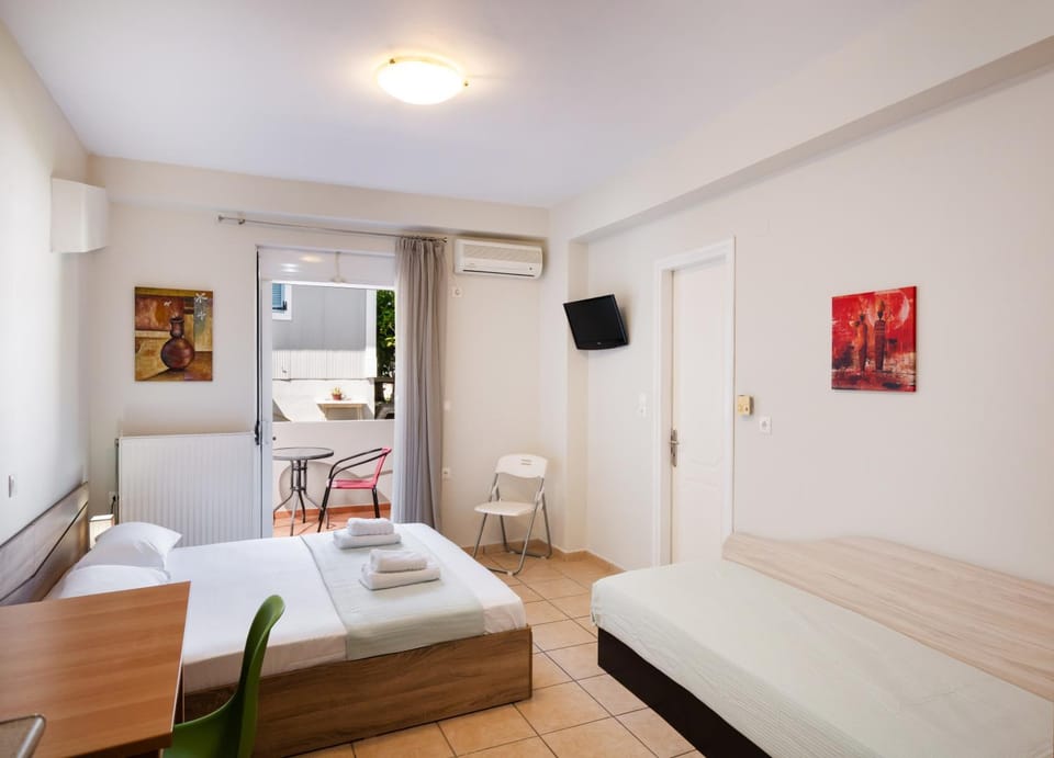 Bed, TV and multimedia, Photo of the whole room, Bedroom, towels, air conditioner