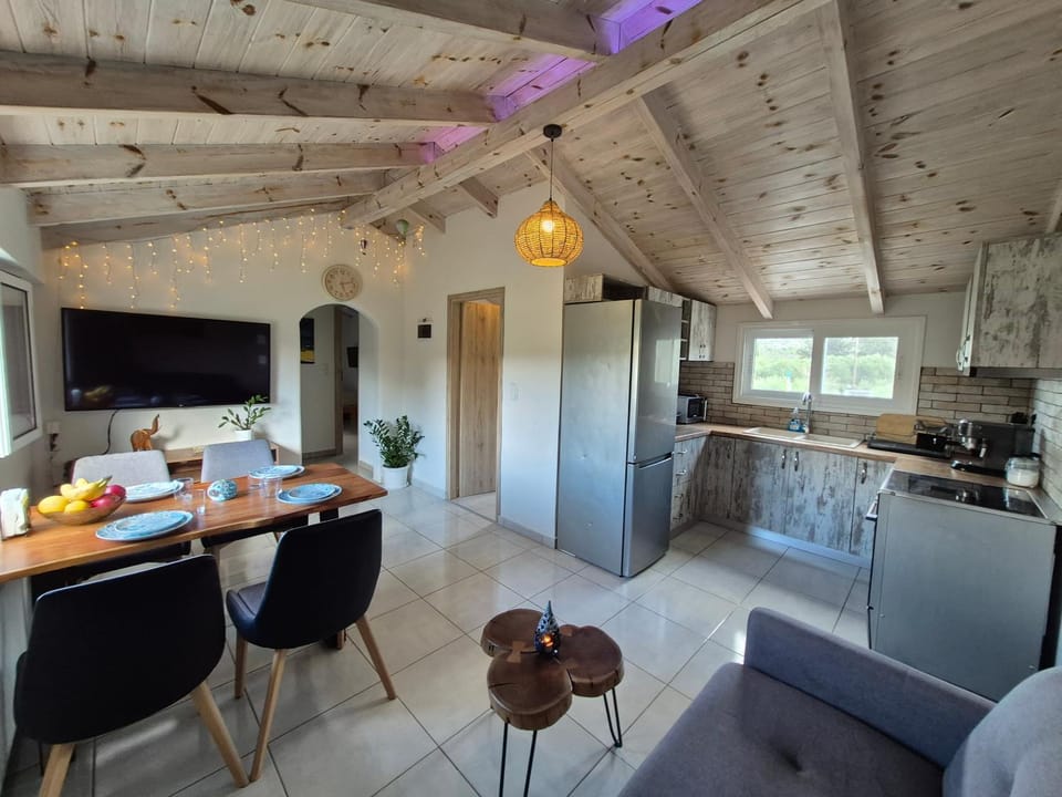 TV and multimedia, Kitchen or kitchenette, Living room, Seating area, Dining area, oven, stove