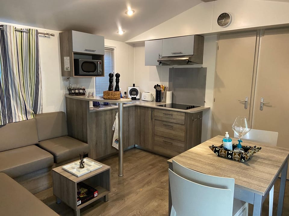 Coffee/tea facilities, Kitchen or kitchenette, Living room, Dining area, minibar, stove, toaster