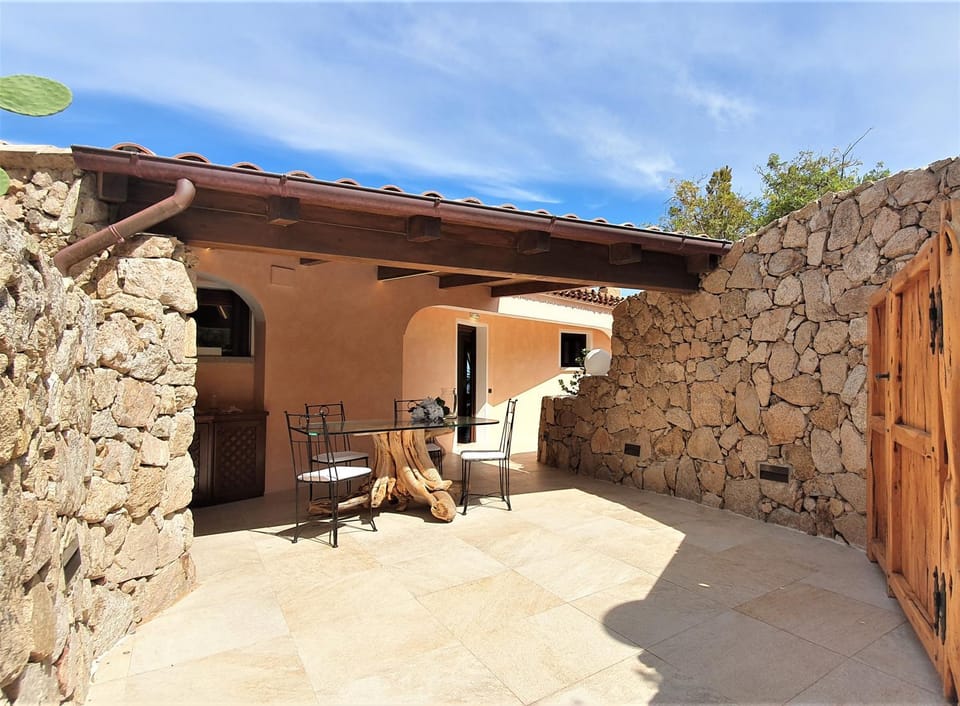 Property building, Patio, Facade/entrance, Day, Balcony/Terrace