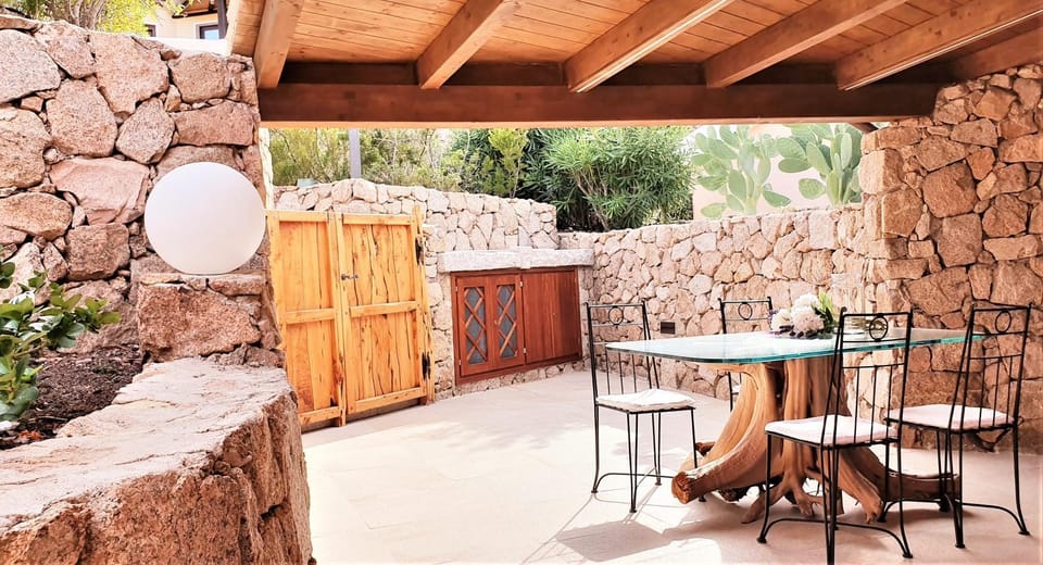 Property building, Patio, Day, Balcony/Terrace