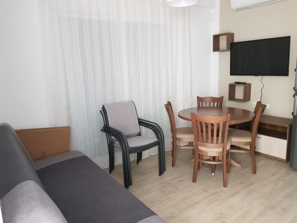Communal lounge/ TV room, TV and multimedia, Living room, Seating area, Dining area