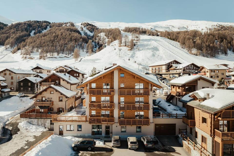 Property building, Nearby landmark, Day, Neighbourhood, Natural landscape, Bird's eye view, Winter, City view, Mountain view, Street view, Parking