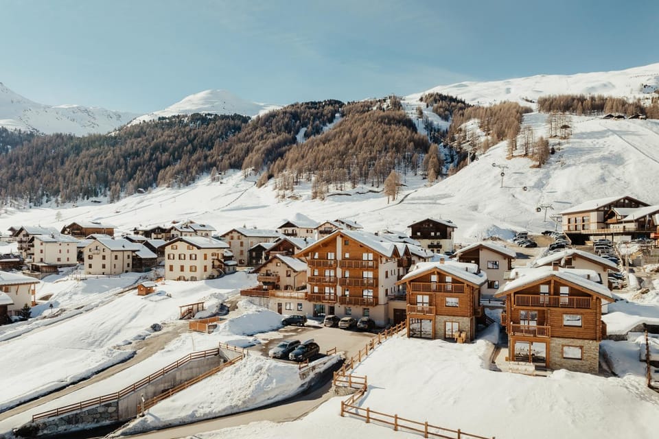 Property building, Nearby landmark, Day, Natural landscape, Winter, City view, Mountain view