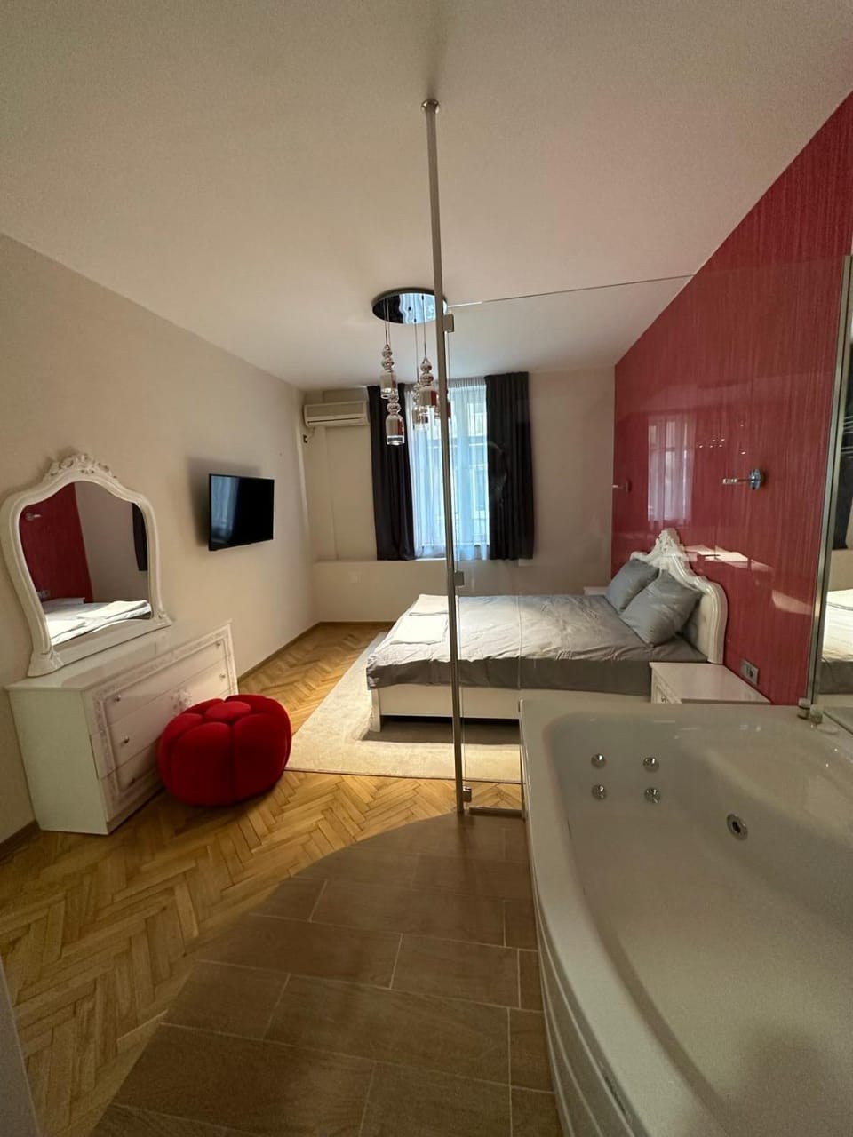 Bed, Hot Tub, TV and multimedia, Living room, Photo of the whole room, Bedroom, towels