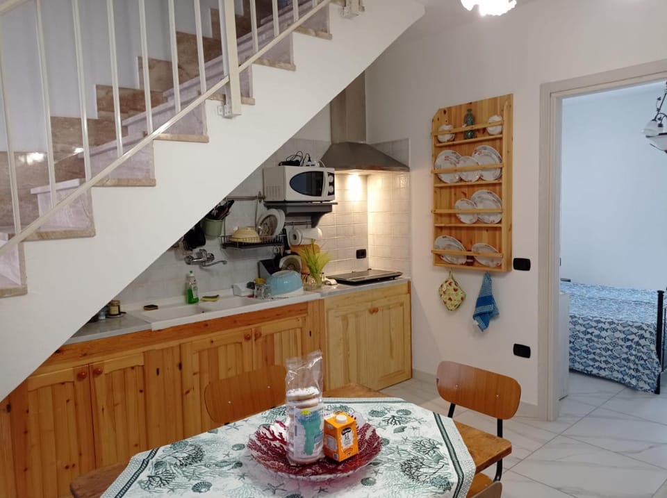 Kitchen or kitchenette, Living room, Seating area, Dining area, stove