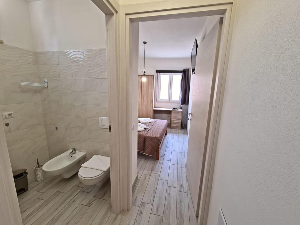 Toilet, Bathroom, bidet, towels