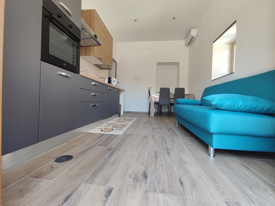 Kitchen or kitchenette, Living room, Seating area, minibar, pet friendly, stove