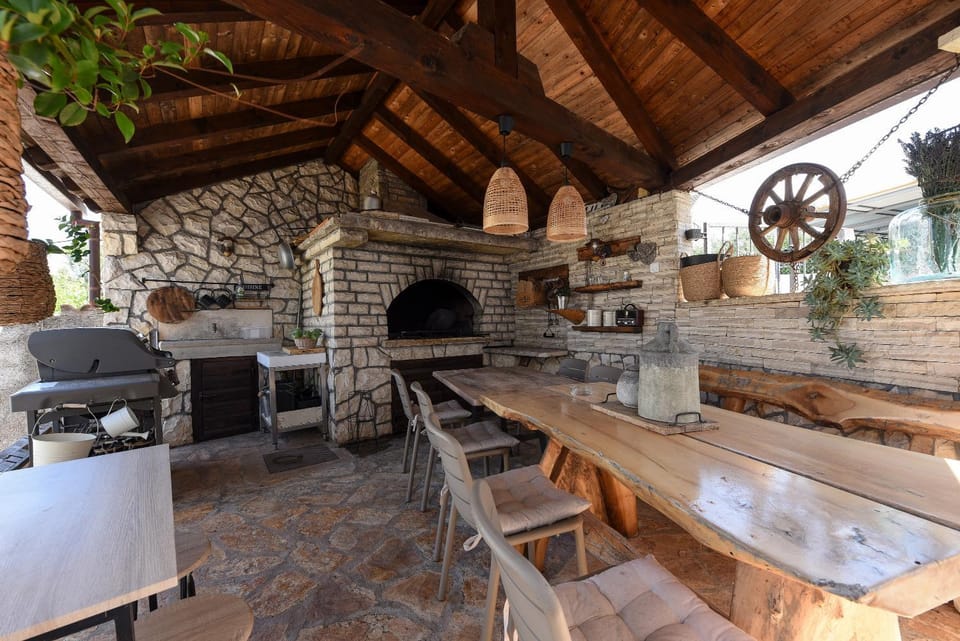 BBQ facilities, BBQ facilities, Seating area, flat iron