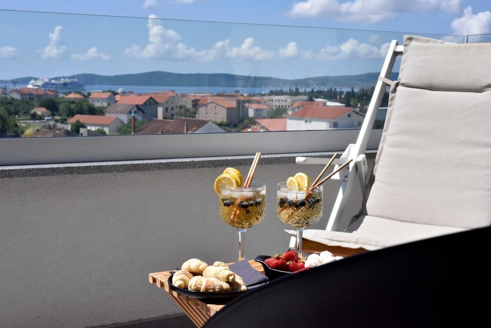 View (from property/room), Balcony/Terrace, Seating area, Sea view