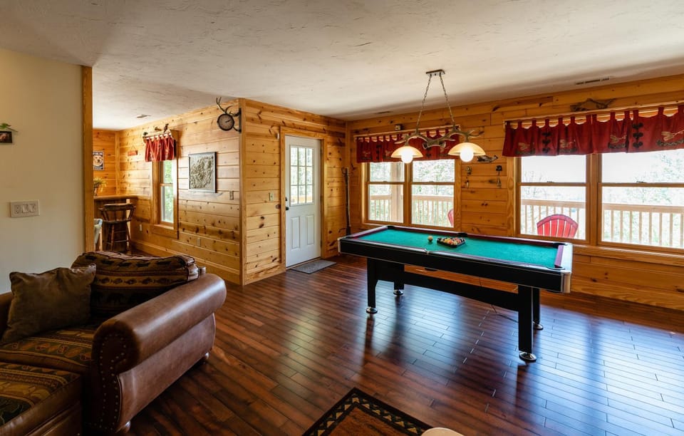 Billiard, Game Room