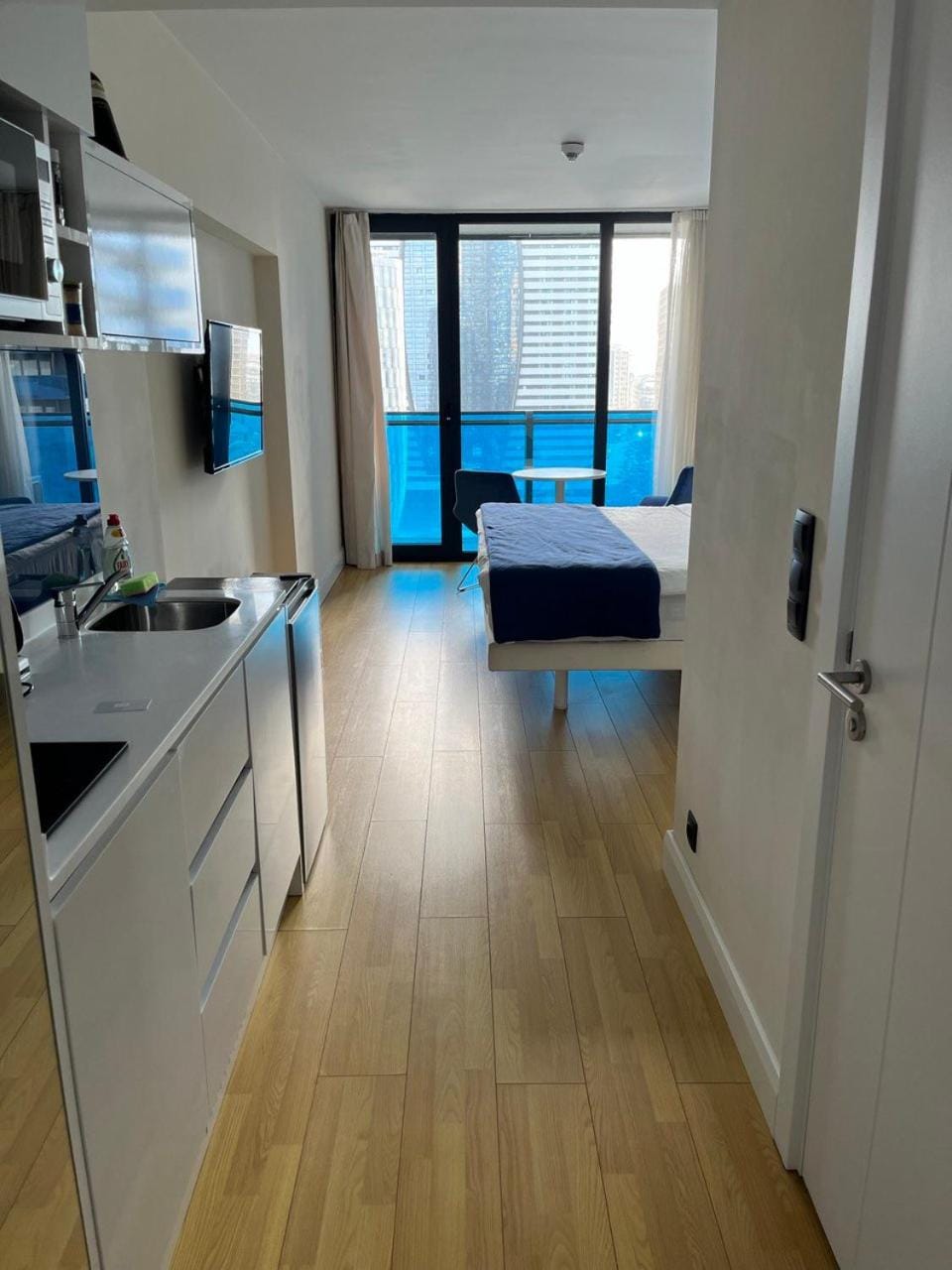 Kitchen or kitchenette, minibar, stove