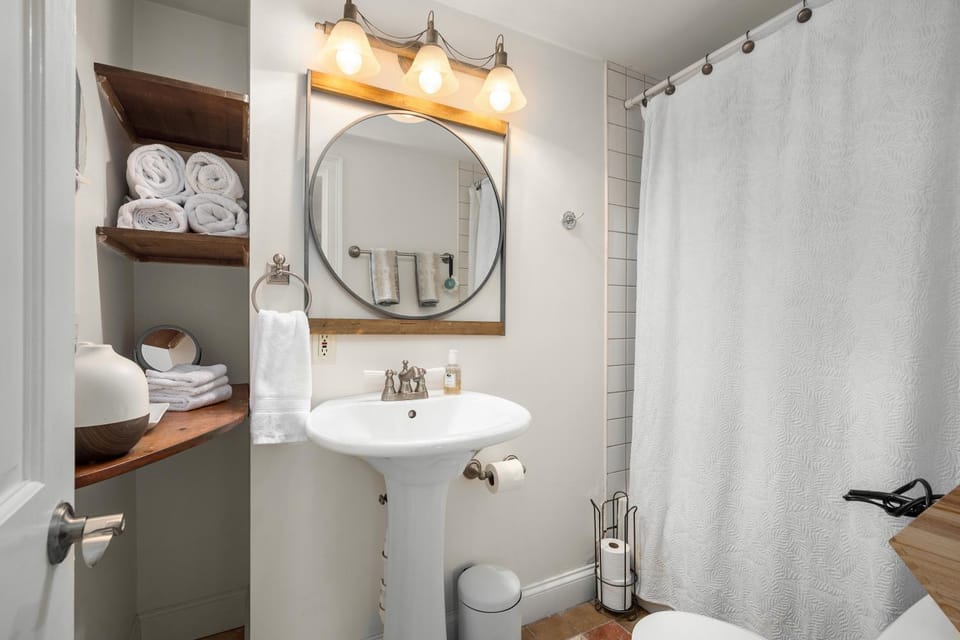 Babes Bungalow by Leavetown Vacations House in Orleans