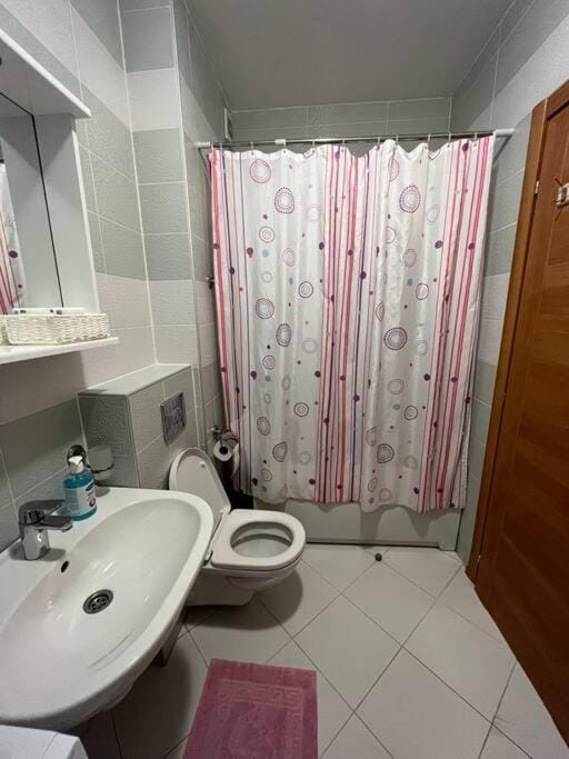 Shower, Toilet, Bathroom, bidet, towels