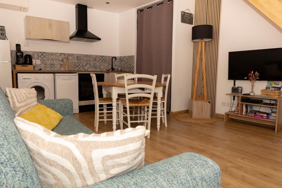 Property building, Communal lounge/ TV room, Living room, Seating area