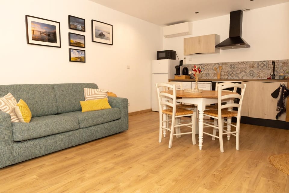Communal lounge/ TV room, Living room, Seating area