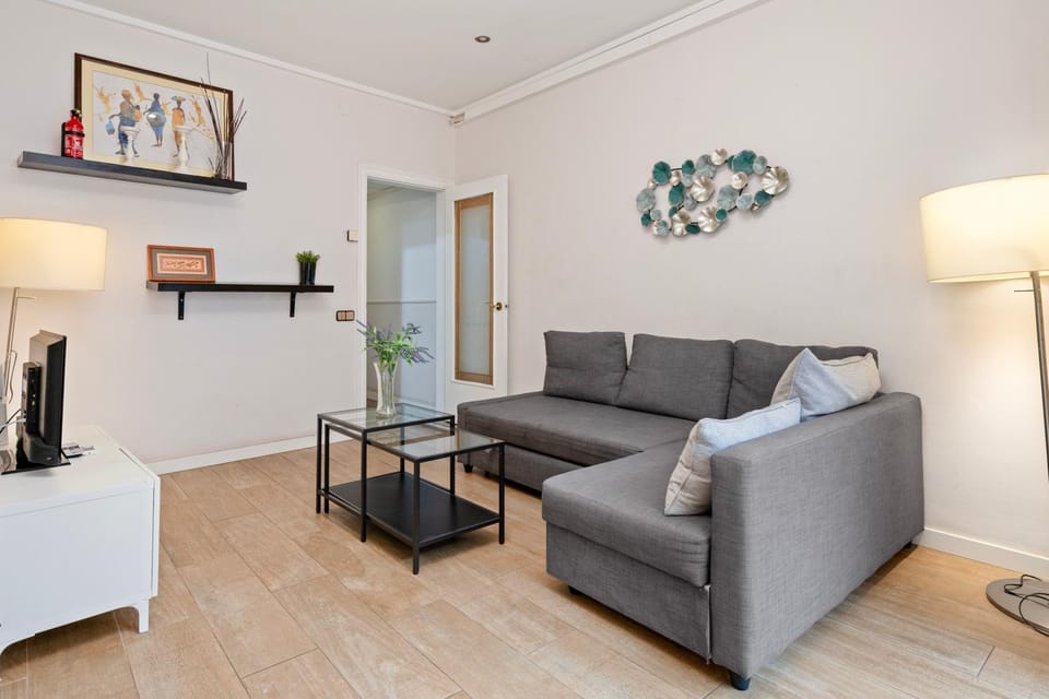Bright 3BR2BA w Balcony in Eixample Apartment in Barcelona
