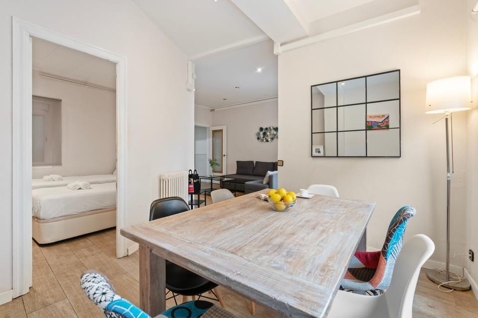 Bright 3BR2BA w Balcony in Eixample Apartment in Barcelona