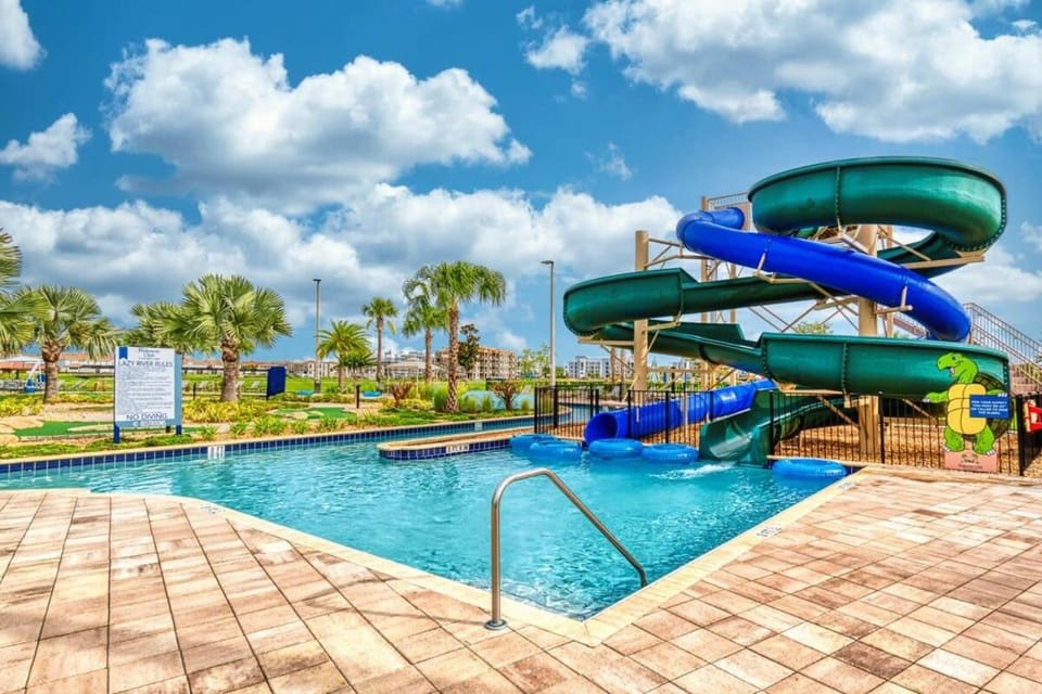 Relax in Style at this Spacious 4-Bedroom Villa House in Kissimmee