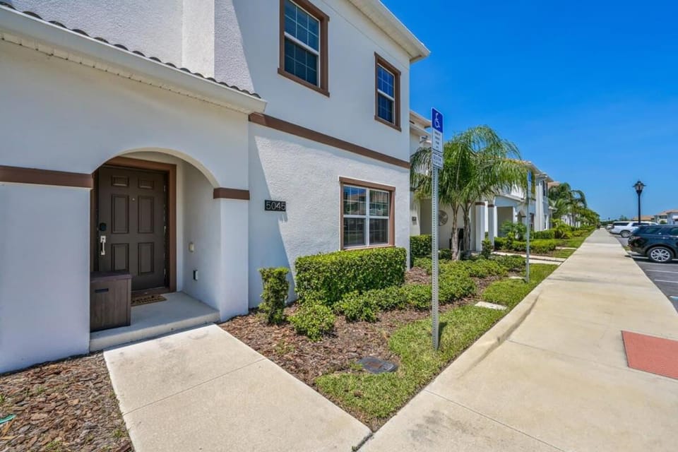 Relax in Style at this Spacious 4-Bedroom Villa House in Kissimmee