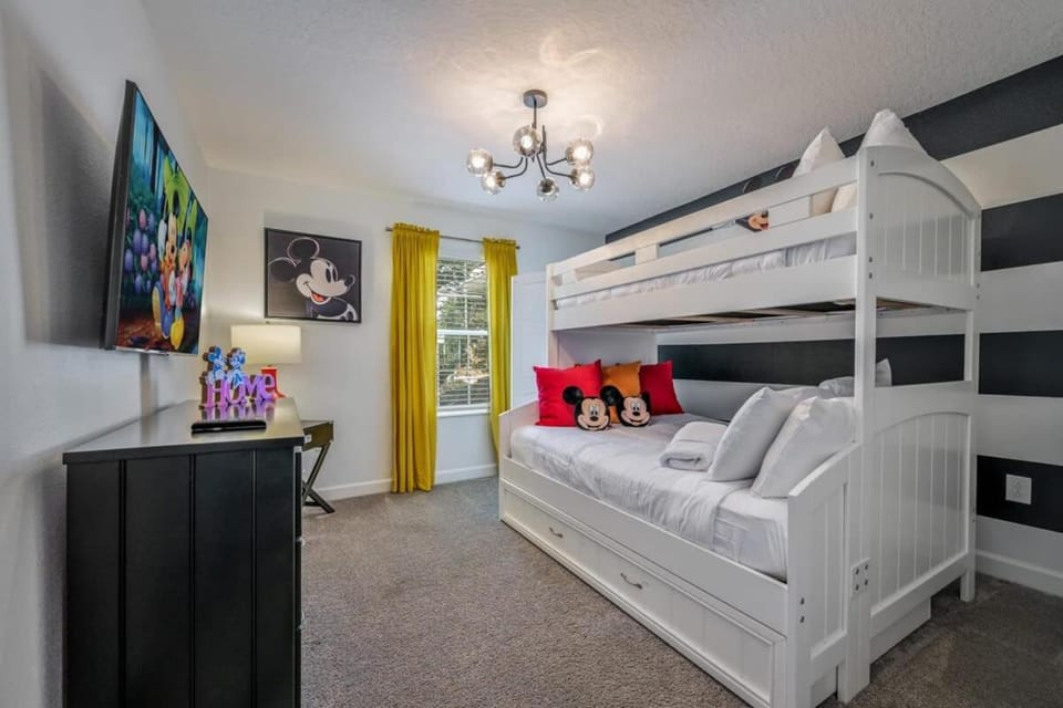 Relax in Style at this Spacious 4-Bedroom Villa House in Kissimmee