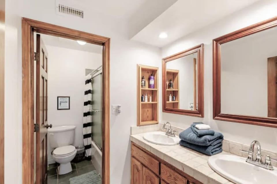 Malibu Ocean Villa with King Bed, Hot Tub, Beach, BBQ House in Malibu