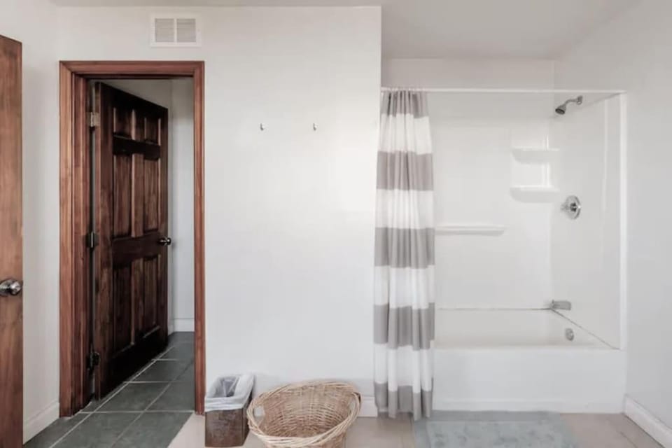 Malibu Ocean Villa with King Bed, Hot Tub, Beach, BBQ House in Malibu