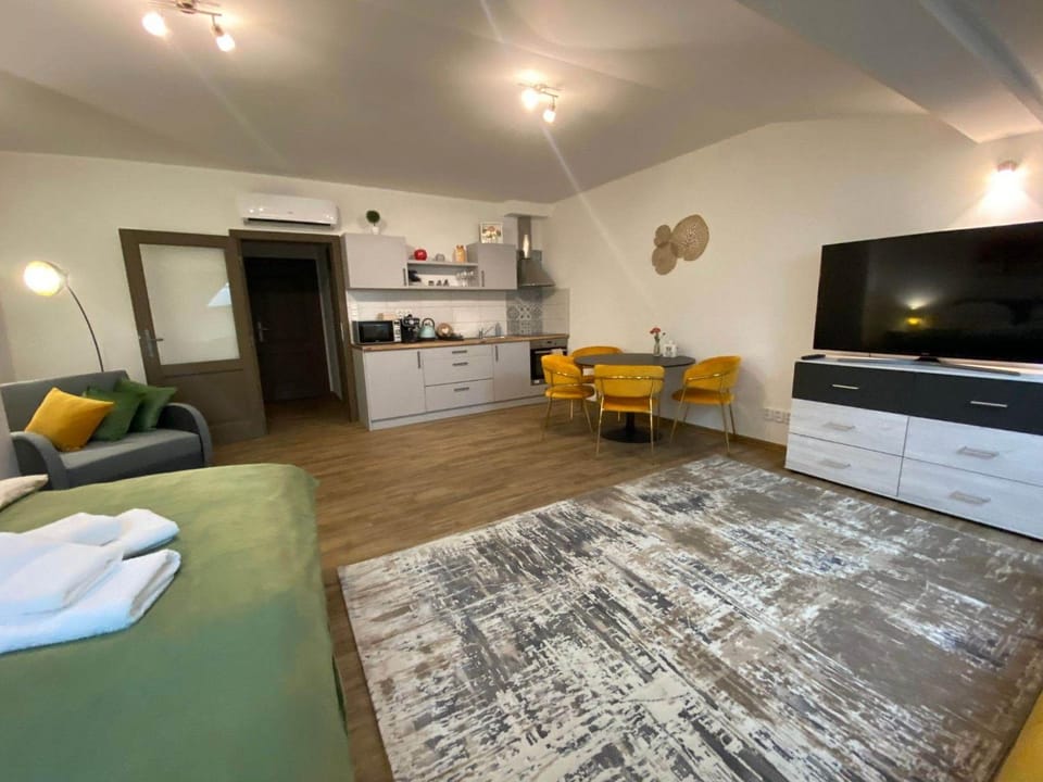 TV and multimedia, Kitchen or kitchenette, Photo of the whole room