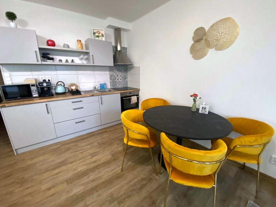 Kitchen or kitchenette, Seating area