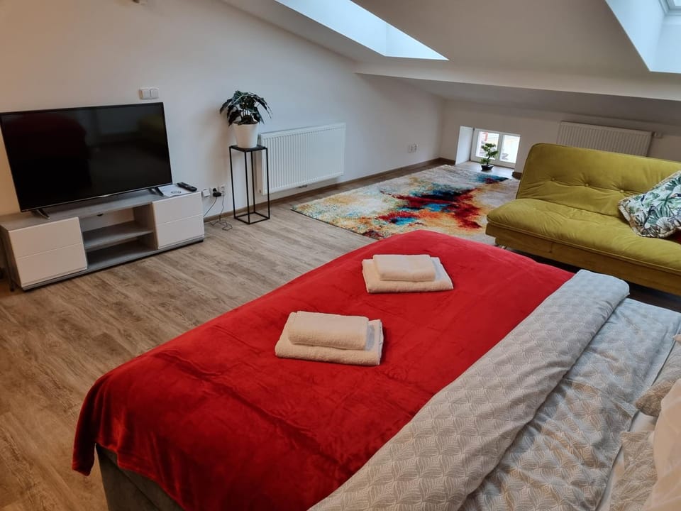 Bed, TV and multimedia, Living room, Seating area, Evening entertainment, Bedroom, towels