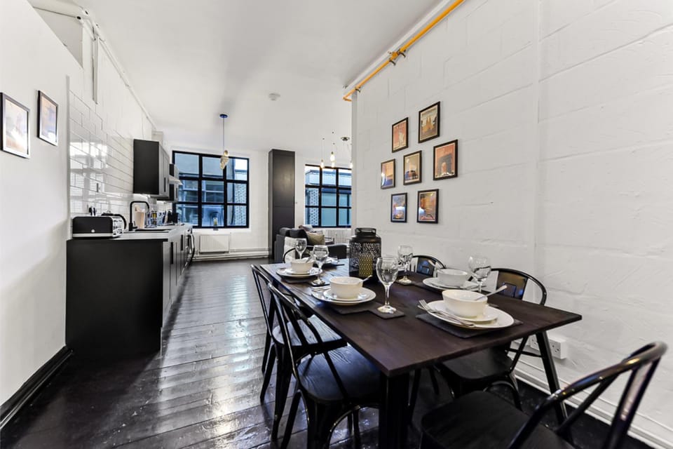 Kitchen or kitchenette, Living room, Seating area, Dining area
