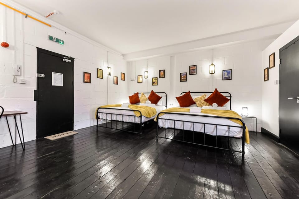 Bed, Photo of the whole room, Bedroom, internet