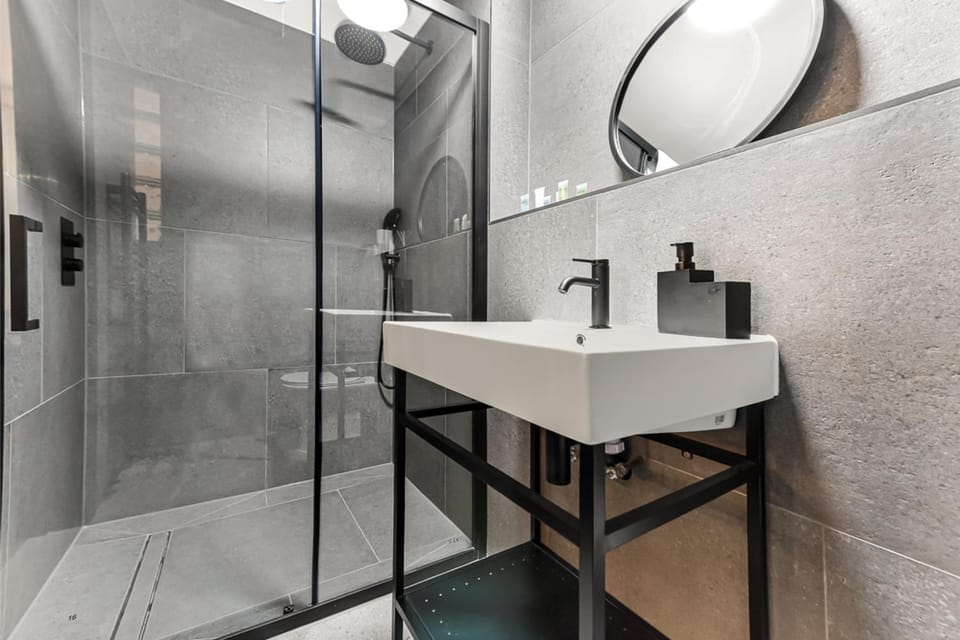 Shower, Toilet, Bathroom, towels