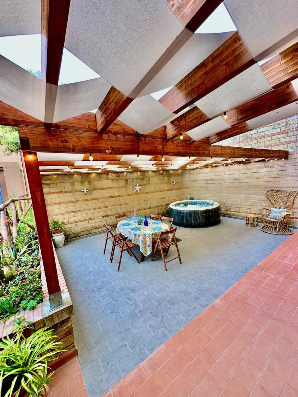 Property building, Patio, Hot Tub, Balcony/Terrace, Balcony/Terrace, Seating area, Dining area, Swimming pool, Time of day, Sunset