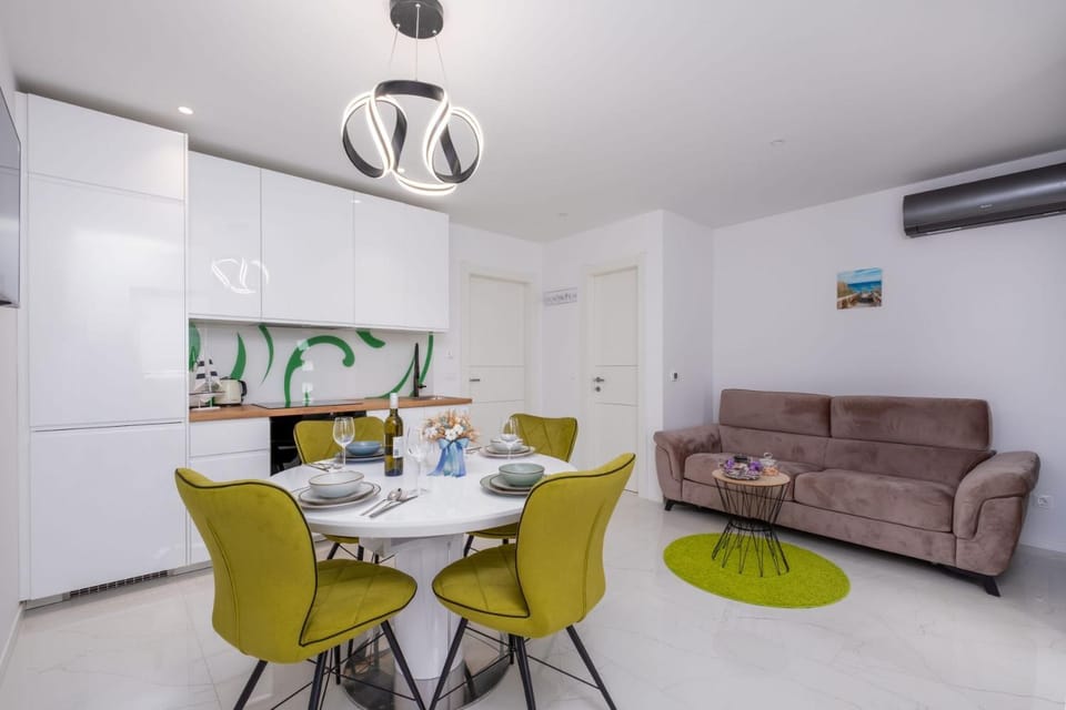 Kitchen or kitchenette, Living room, Seating area, Dining area